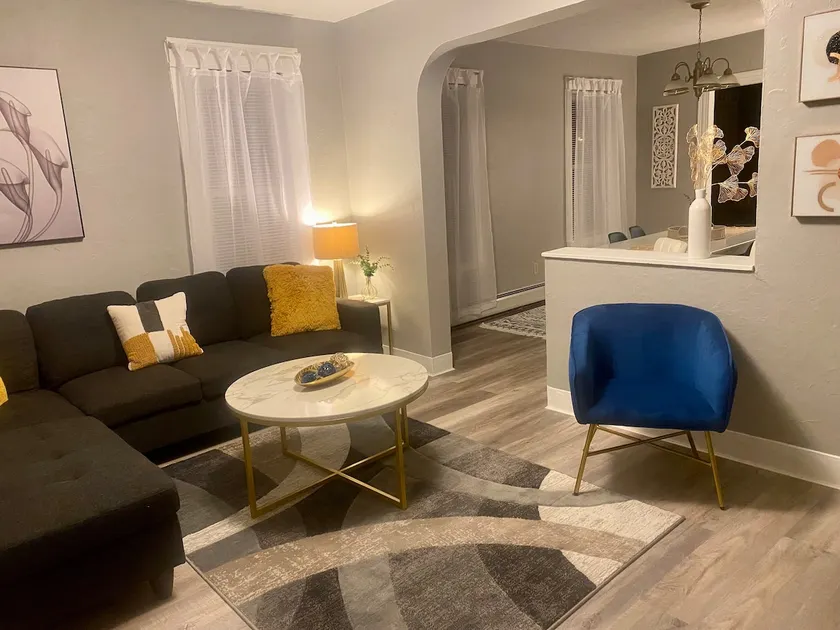 Stylish Freshly Renovated Duplex *Pet friendly* - Image 1