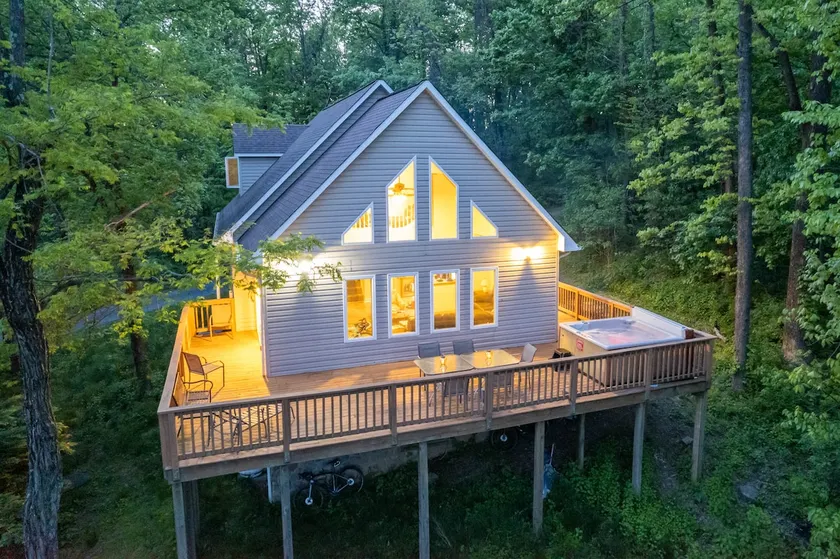 Ravens Roost--mountain views, hot tub, fireplace - Image 1