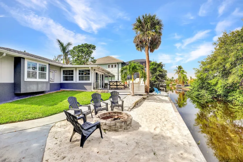 Canal Home- Gulf Access- PET friendly-Fenced yard - Image 1