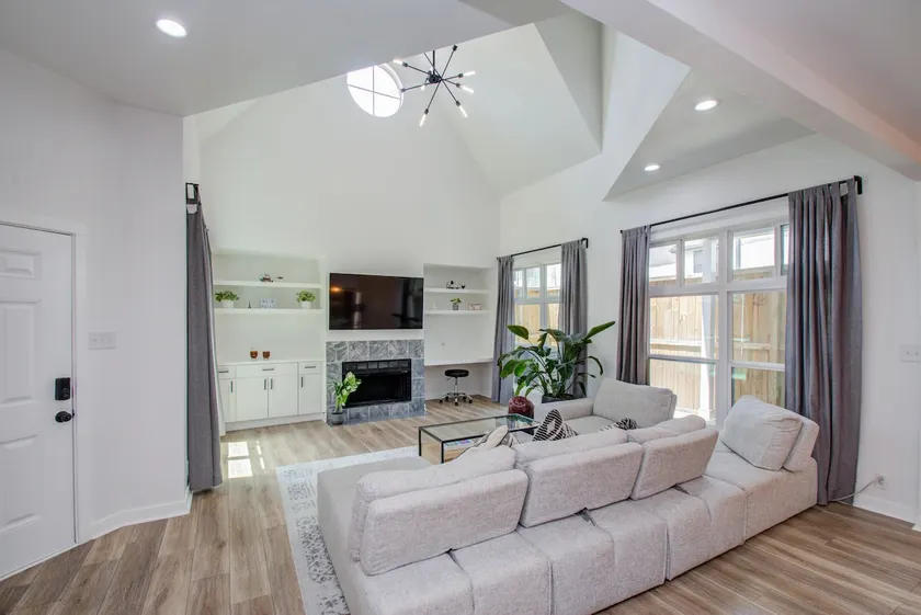 Galleria Townhouse | 2 King Bed Rooms & 2.5BA - Image 1