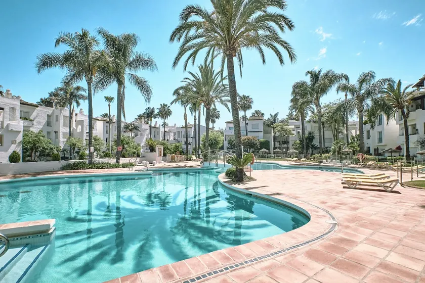 Cozy Beach Side Apartment With Pool - Image 1
