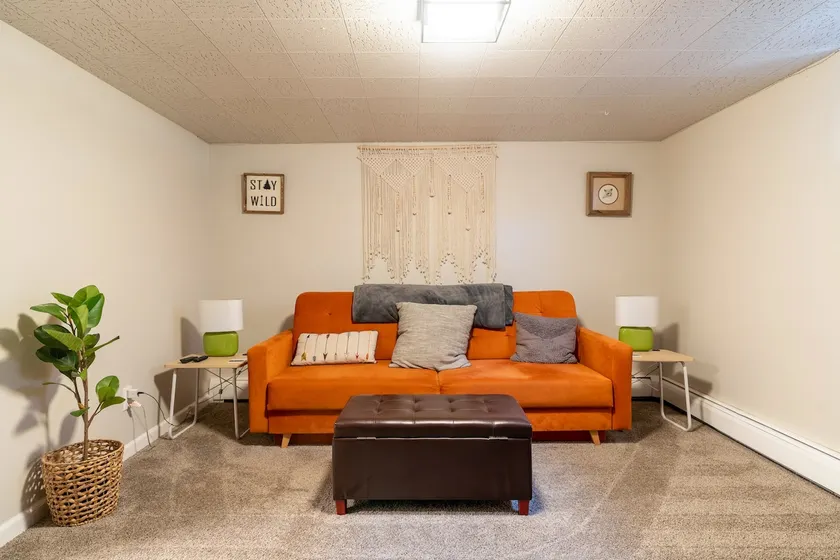 Spacious 1-bdrm walkable to Highlands & Tennyson - Image 1