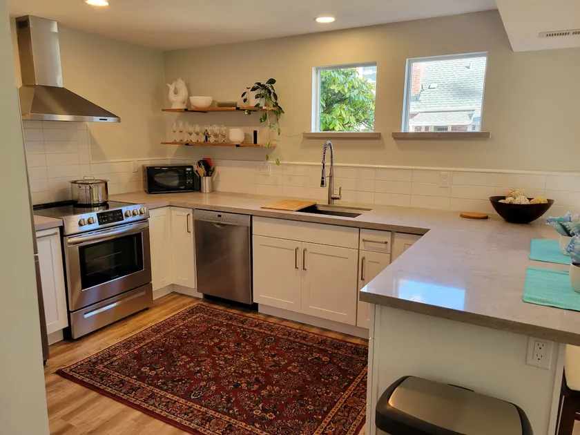 Adorable, private suite w/ parking + garden patio. - Image 1
