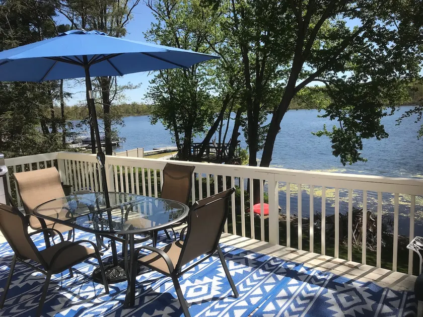 Stunning 5 bedroom Lake House right on water! - Image 1