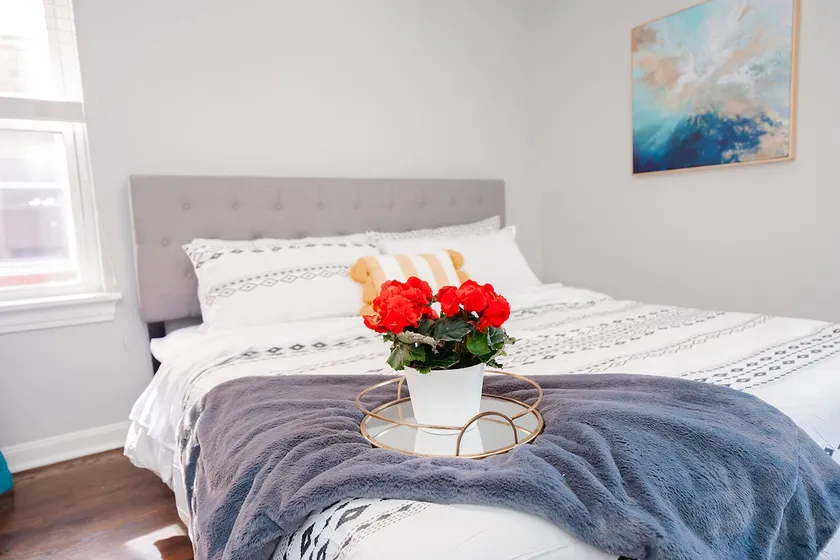 Bright & Updated 1 Bedroom 1 Bath - Image 1