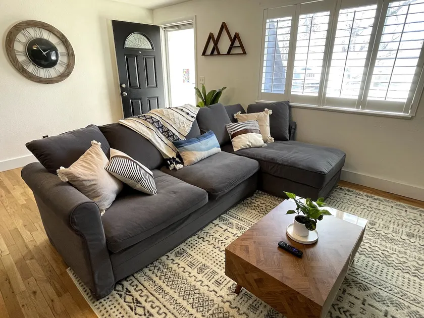 Cozy, central 3 br 2 ba. Huge backyard, near park! - Image 1