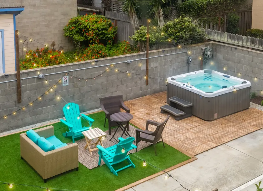 1 block from beach, hot tub, close to SF, 3bd/3ba - Image 1