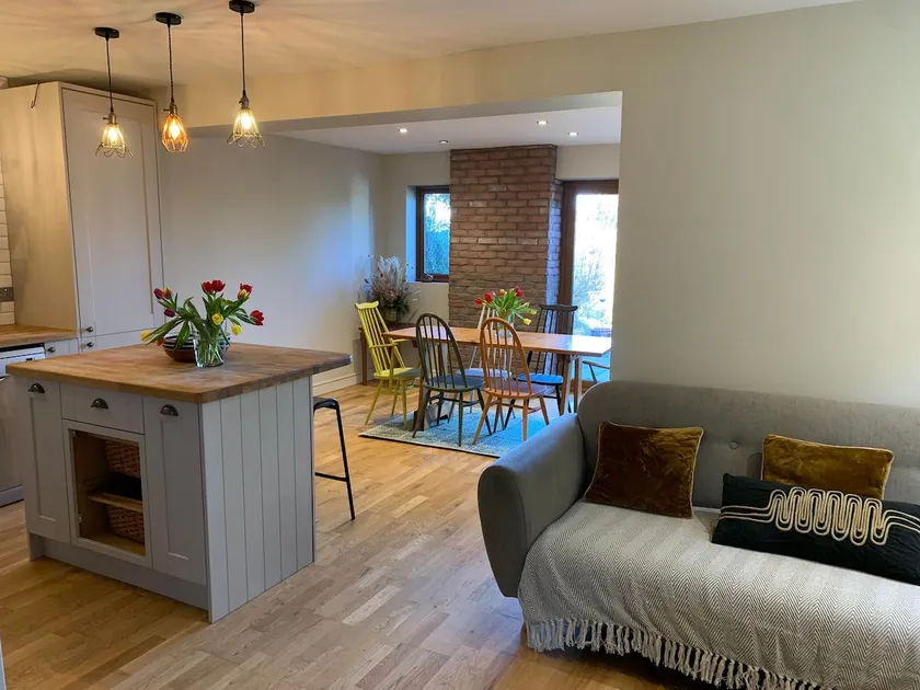 Cheerful, comfortable and centrally located home. - Image 1
