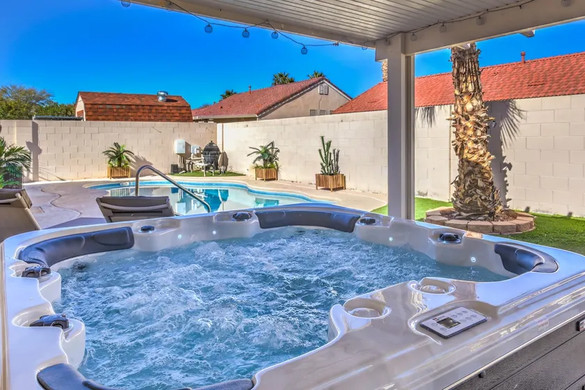Cozy 4 BD, 2 BA House with Pool & Hot tub - Image 1