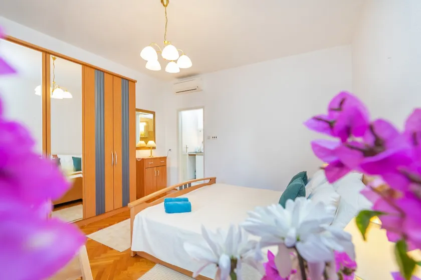 Lovely 1 bedroom apartment with great location - Image 1
