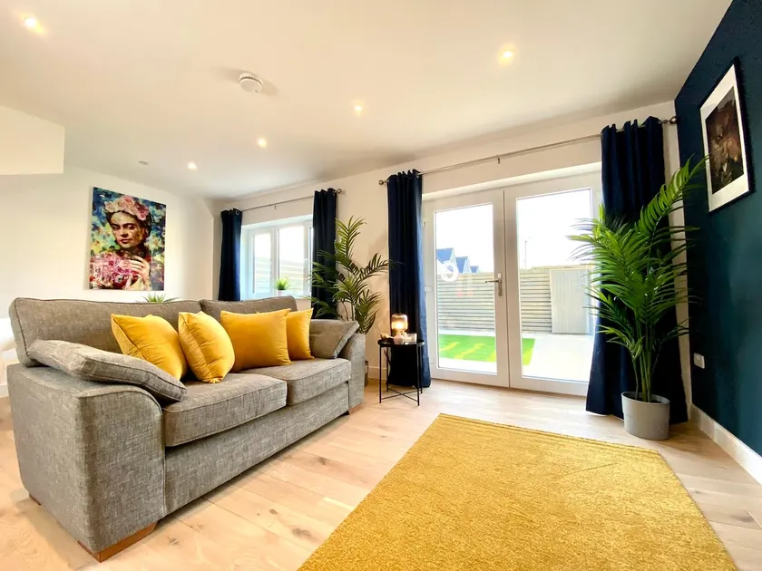 Beautiful NEW 3 bedroom house - garden & parking - Image 1