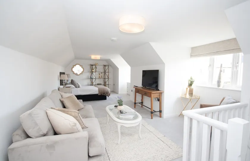 Cotswold village location- Detached guest house - Image 1