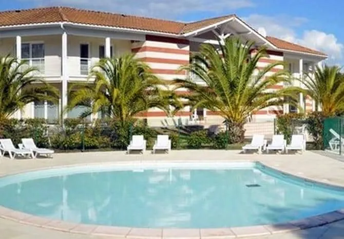 Apartment in a residence with pool - Image 1