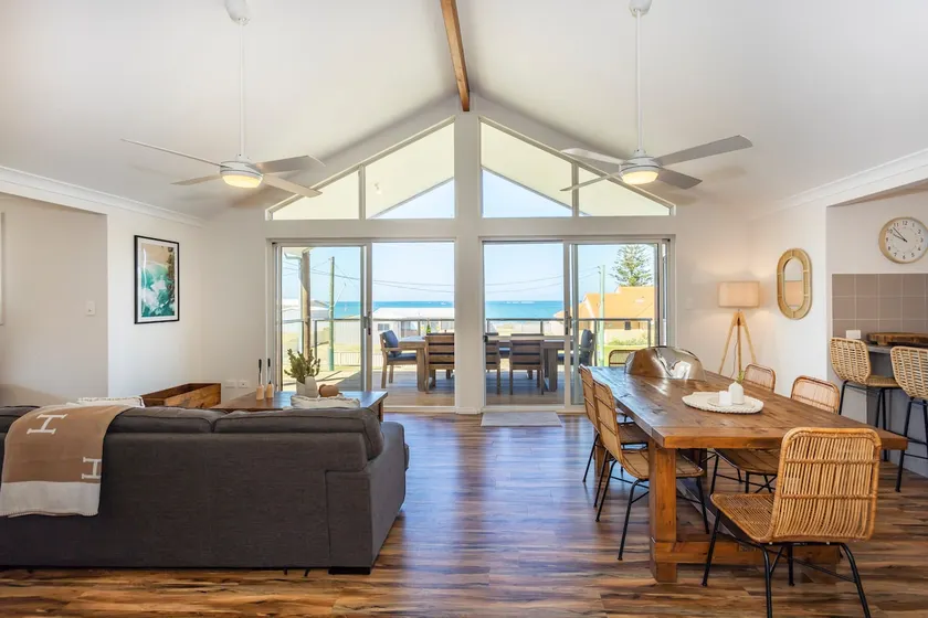 Chic coastal holiday home - Image 1