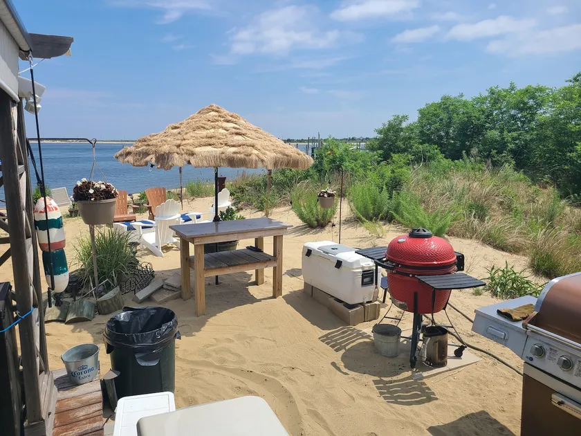 BEACHFRONT 1BR WATERVIEWS WITH DECK PRIVATE BEACH - Image 1