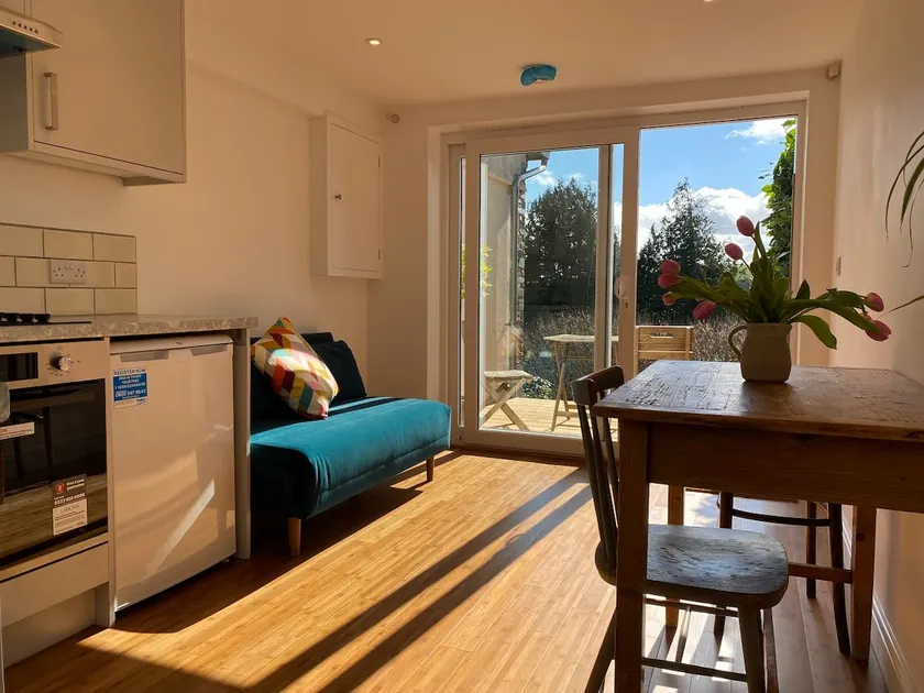 Ashcroft Apartment - Small Home Away From Home - Image 1