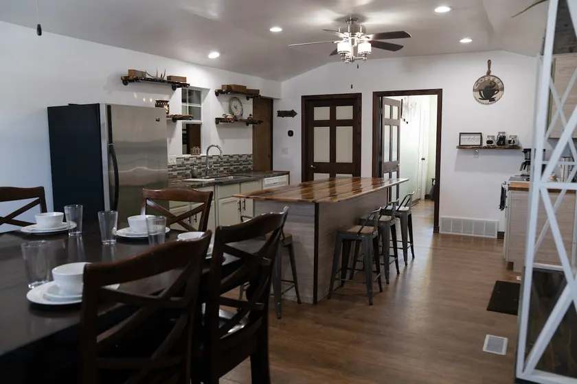 Rustic 2 bedroom Cabin 20 mins from Calamus Res. - Image 1