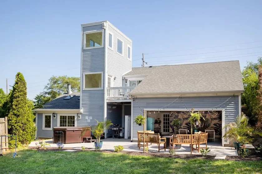 Cabana style vacation home, w/HOT TUB & easy stroll to beach, sleeps 16.  - Image 1