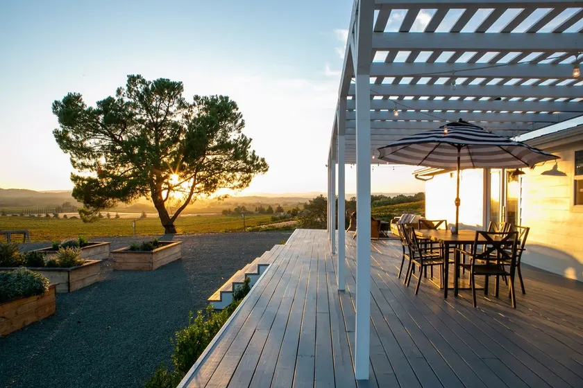 White House - hilltop home with vineyard views - Image 1