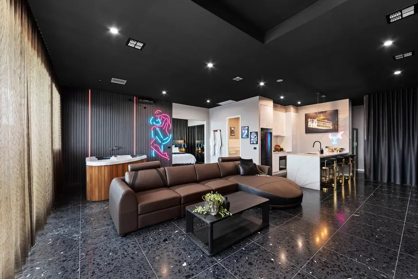Luxurious 1 Bed Penthouse with Hot Tub - Image 1