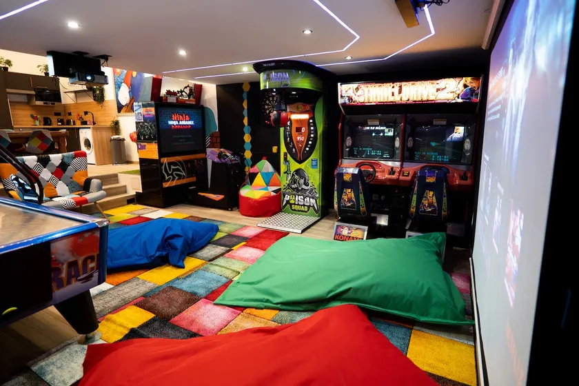 Luna Park-hot tub-sauna-arcade games - Image 1