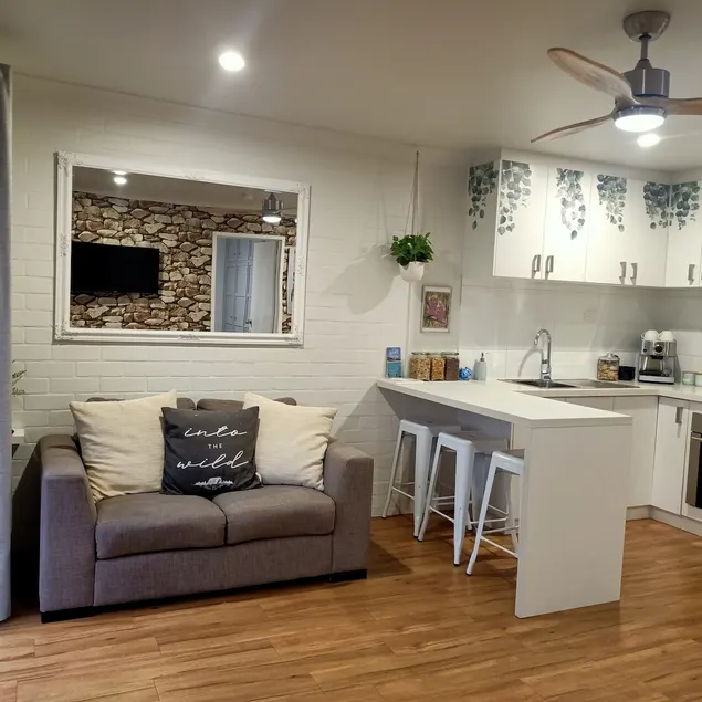 Peaceful Parkside Oasis Walk to Beach & CBD - Image 1
