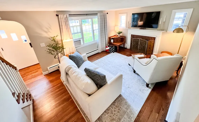 Charming 3BR Hilltop House, Newly Remodeled with Arcade - Image 1