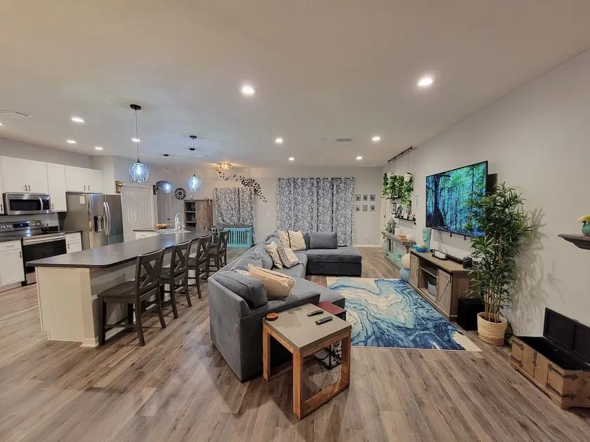Modern 5 Bedroom Family Home w/Pool and Game Room! - Image 1