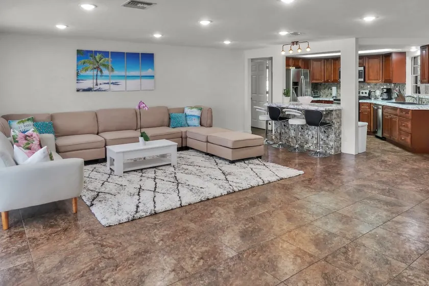 Cozy 3/2 residential with free parking on premises - Image 1