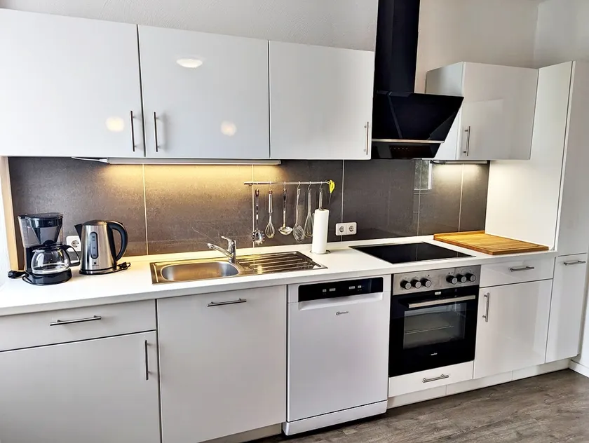 large 2 bed room apartment with balcony - Image 1