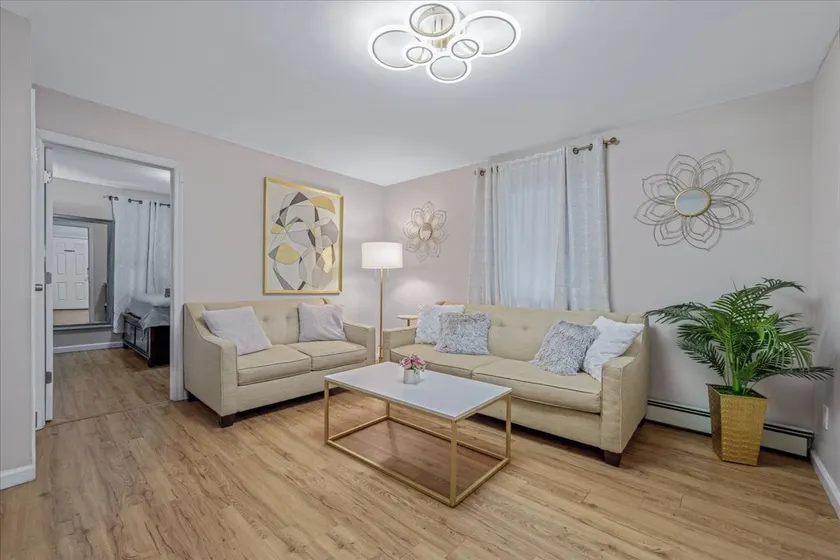 Modern Apartment, Close to Main St. - Image 1