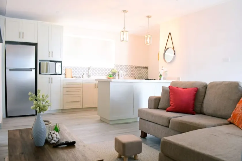 New Modern , Clean ,Great Location in Holetown - Image 1