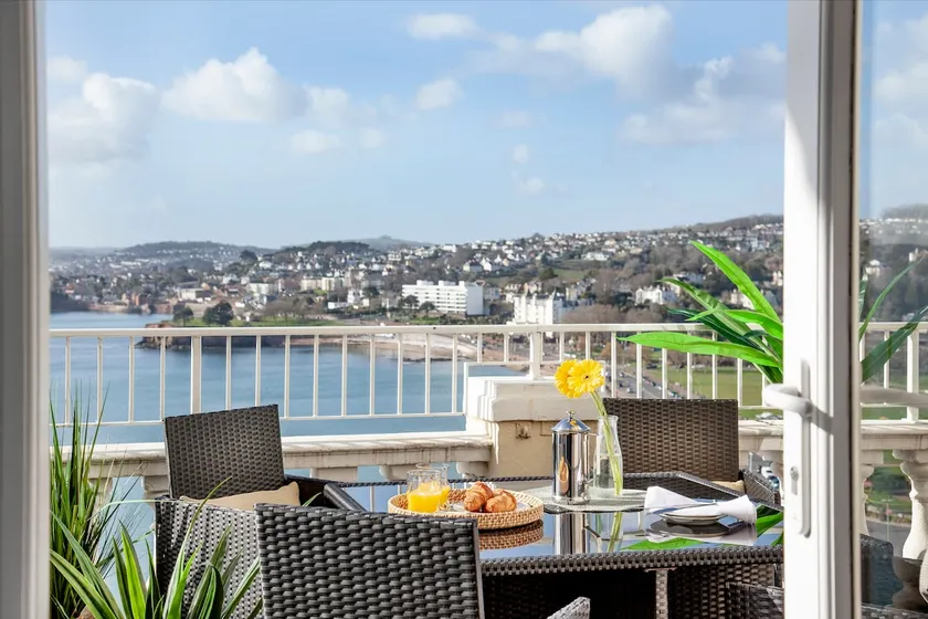 Lovely coastal apartment w/balcony & amazing views - Image 1