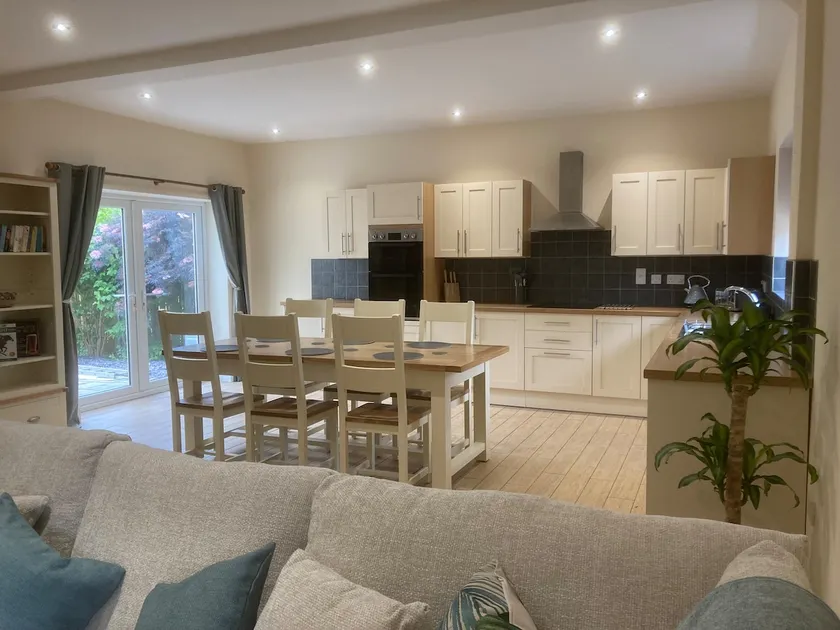 Spacious house with hot tub on working farm - Image 1