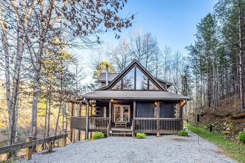 3-Bedroom Lake Front Log Cabin with Private Dock - Image 1