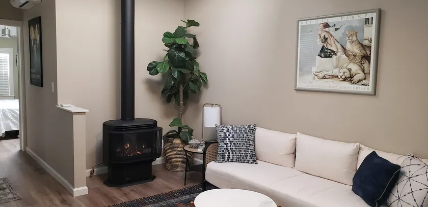 Cozy 1 bedroom place with indoor fireplace & patio - Image 1