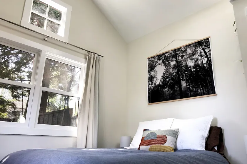 Cozy redwood cottage by the bay - Image 1