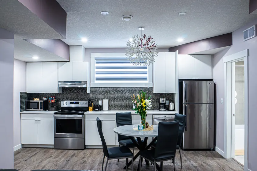 Brand New Adorable -1 Bdr suite- private entrance-10 min airport/Self checking - Image 1