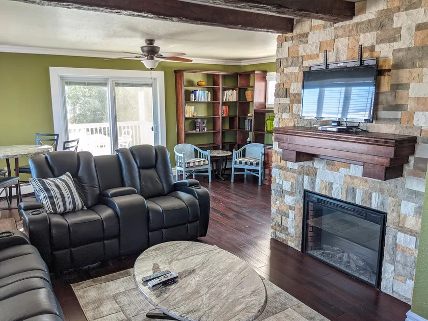 Huron Loft, Vacation Home, Close to Ferries, Trail - Image 1