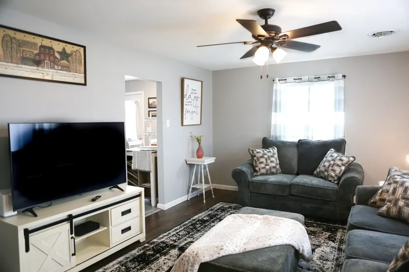 Clean and Cozy 2 BR home blocks away from downtown - Image 1