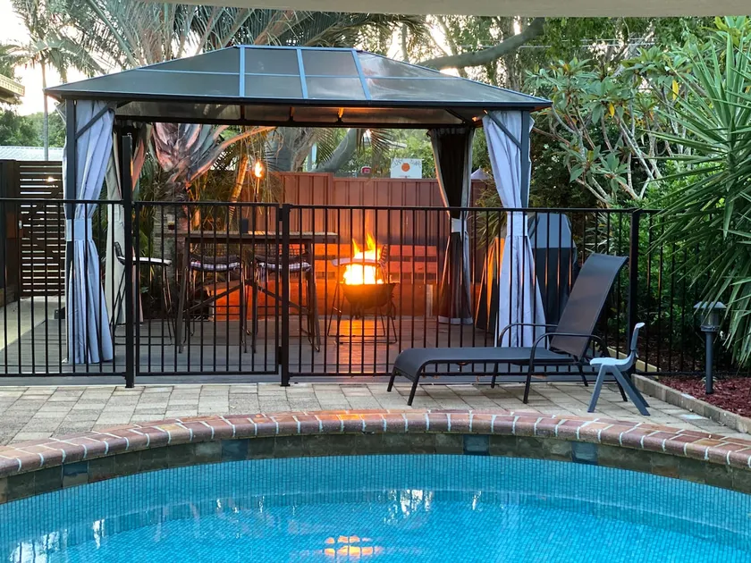 RETREAT ON JANZ cheerful 4BR home, pool/games room - Image 1