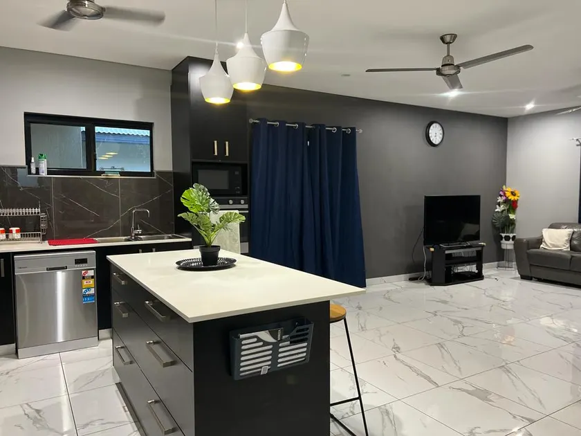 Three-bedroom holiday home + Carpark - Image 1