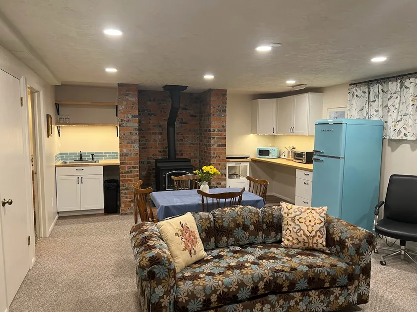 Adorable Basement Suite with Kitchen & Fireplace - Image 1