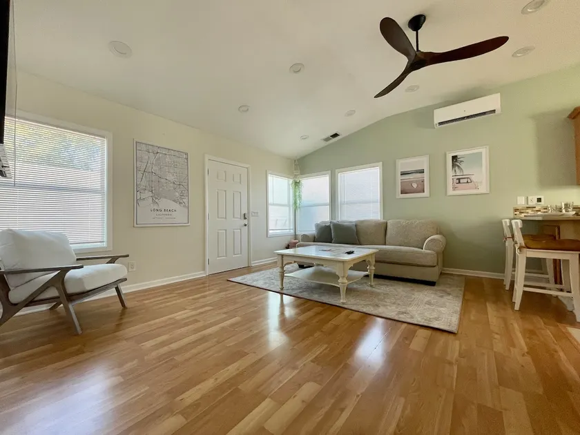 2-Bedroom Home in Aircraft Manor, East Long Beach. - Image 1