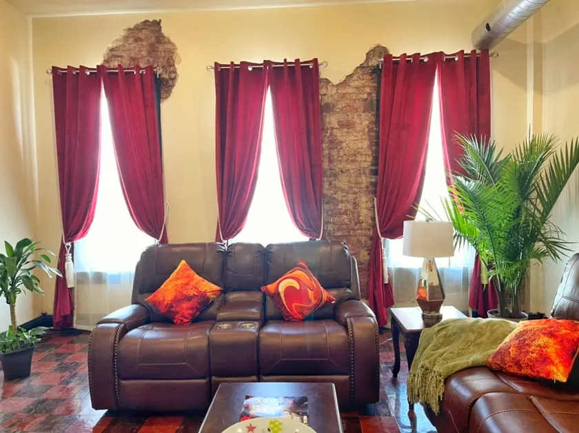 Hanna’s 1,400 SQ FT Downtown Royal Retreat Loft - Image 1