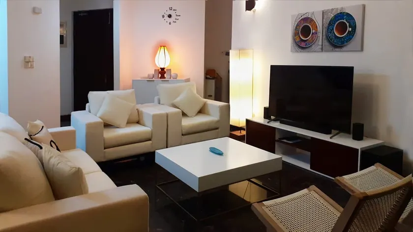 Great Location Living, Modern 2-Bed Apartment with Pool & Gym, Full Amenities, Long Stays Welcome - Image 1