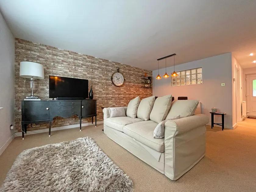 Stylish city centre home near Uni with parking x2 - Image 1