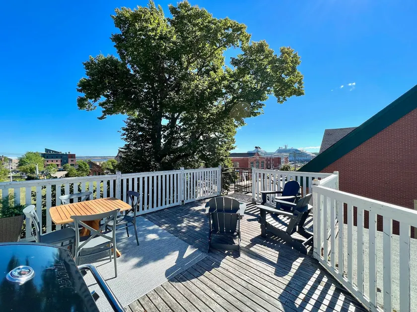 Downtown Harbourview Flat w/Private Rooftop Patio - Image 1