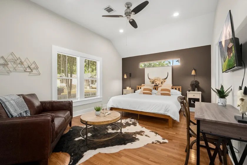 1930s Home, King bed, sleeps 8, Gameroom, walk to Main St - Image 1