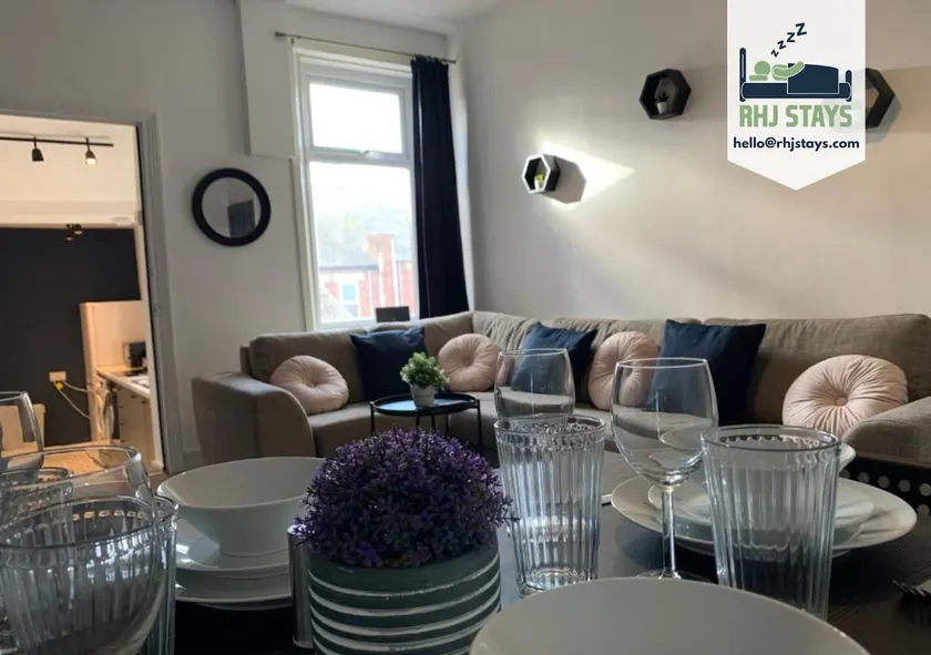 Windsor 4 - Spacious beautiful 4 bdrm maisonette nr Ncle free wifi free parking - Image 1